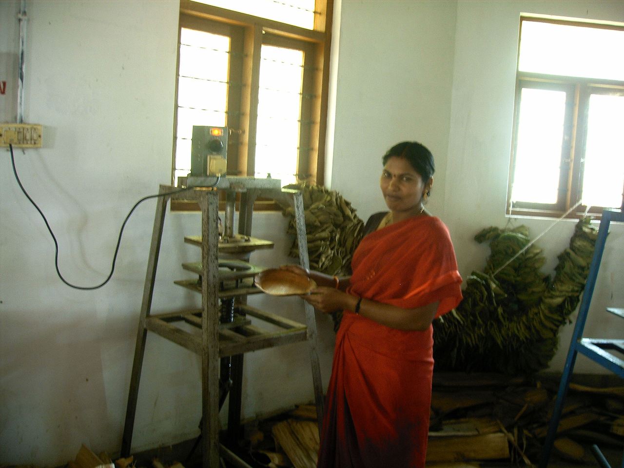 An areca leaf plate pressing machine, which forms the softened sheath under heat